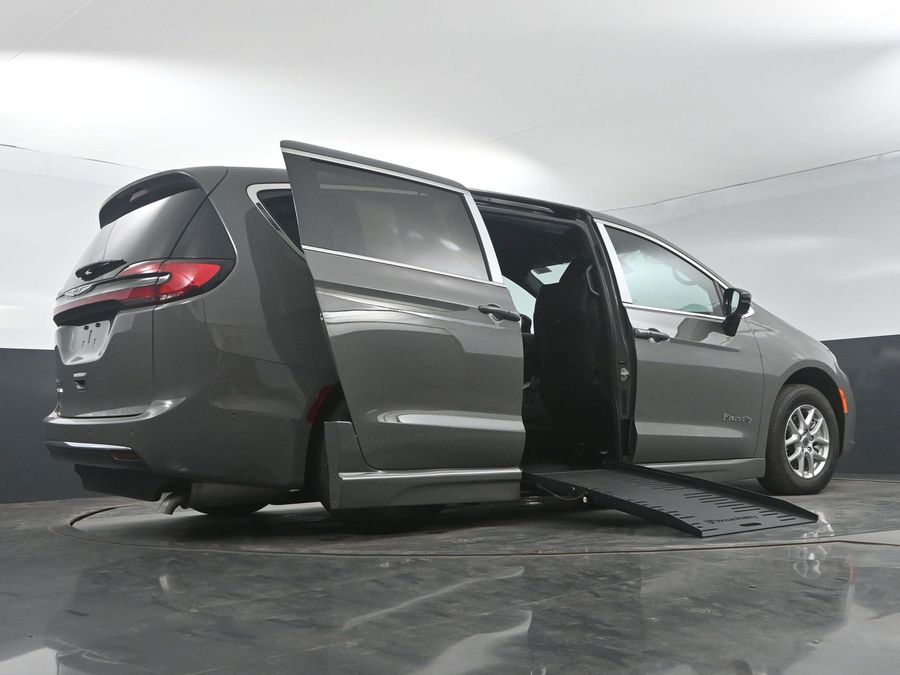 New 2025 Chrysler Pacifica Select Safety - BraunAbility Side Entry Entry Fold Out Automatic Ramp