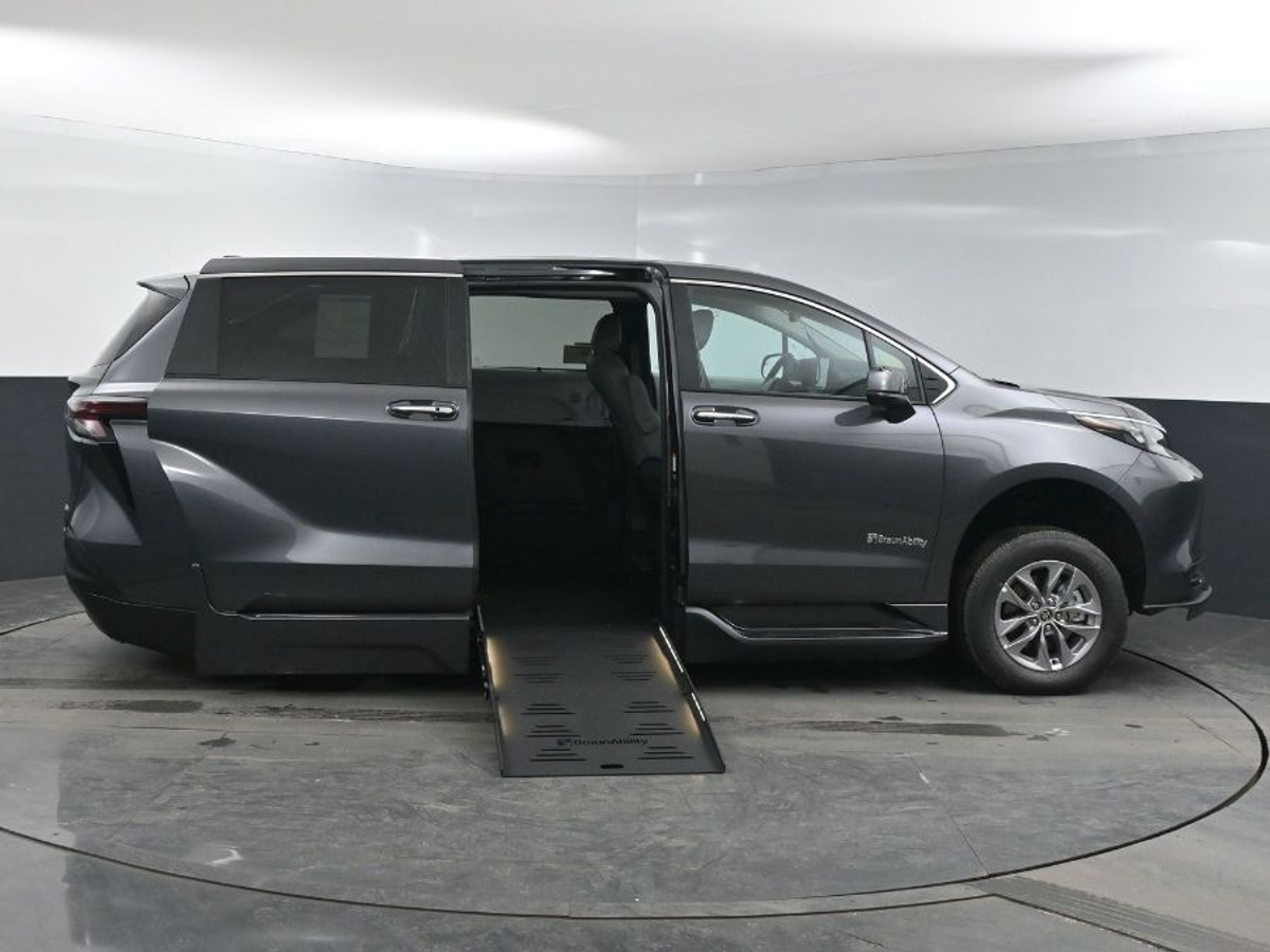 Grey Toyota Sienna image number 5