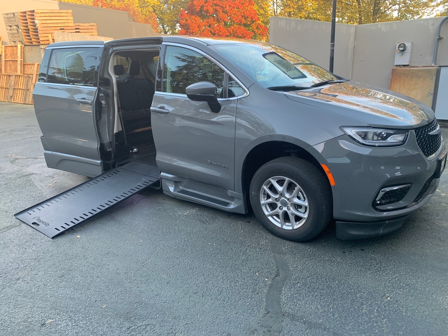 Used 2023 Chrysler Pacifica Touring L Safety - BraunAbility Side Entry In Floor Automatic Ramp