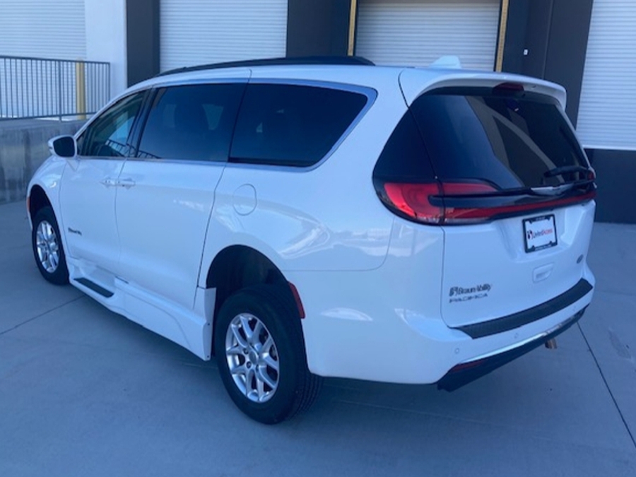 Used 2022 Chrysler Pacifica Touring L - BraunAbility Side Entry Entry Fold Out Automatic Ramp