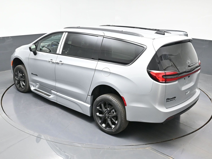 New 2026 Chrysler Pacifica Select Sport - BraunAbility Side Entry Entry Fold Out Automatic Ramp