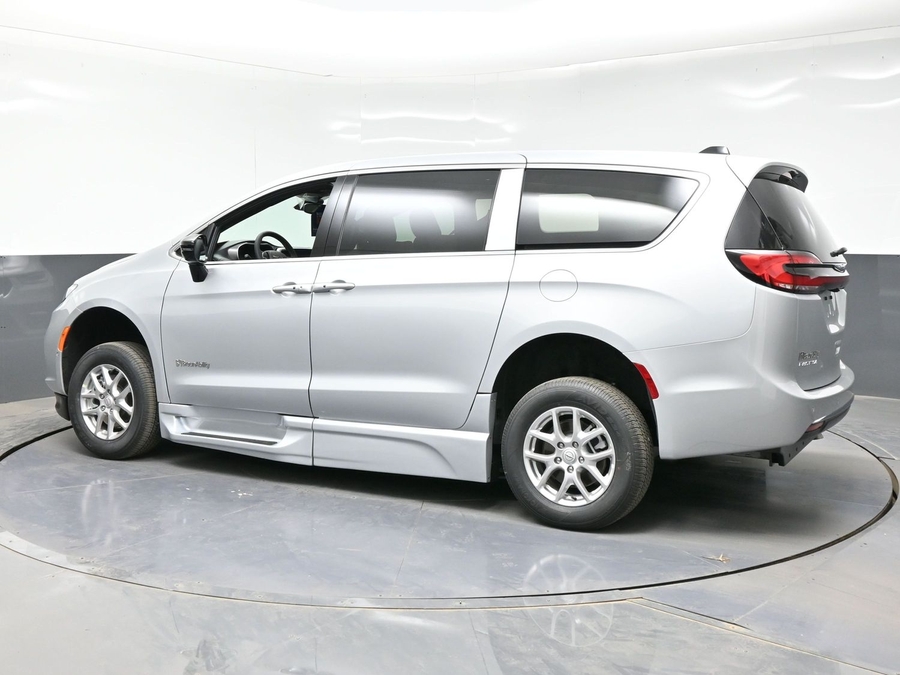 Silver Chrysler Pacifica image number 3