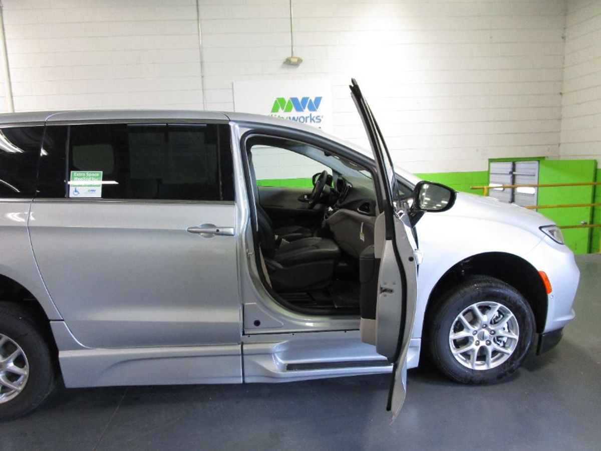 Silver Chrysler Pacifica image number 7