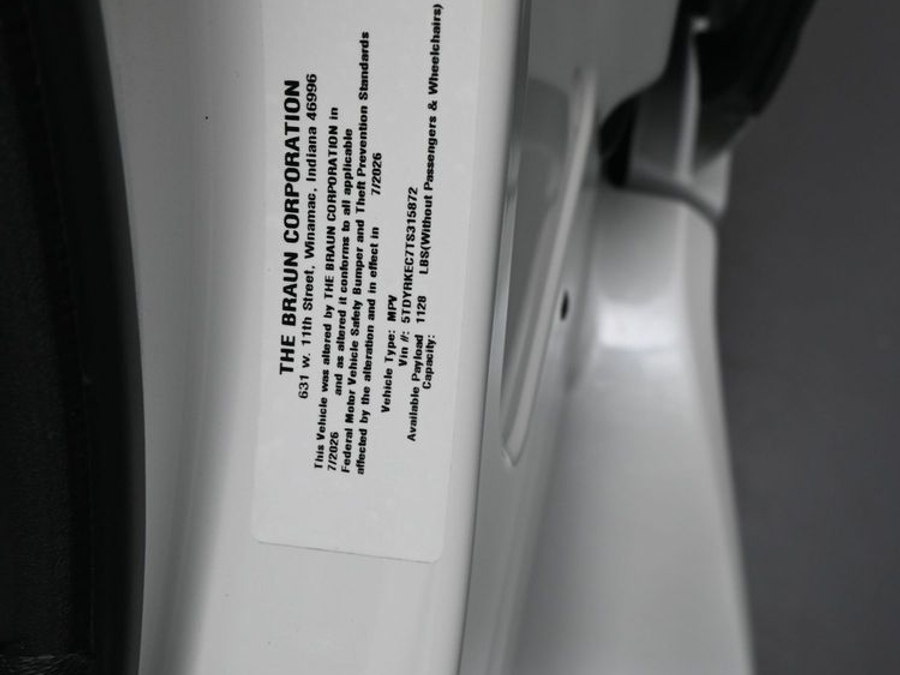 White Toyota Sienna image number 23