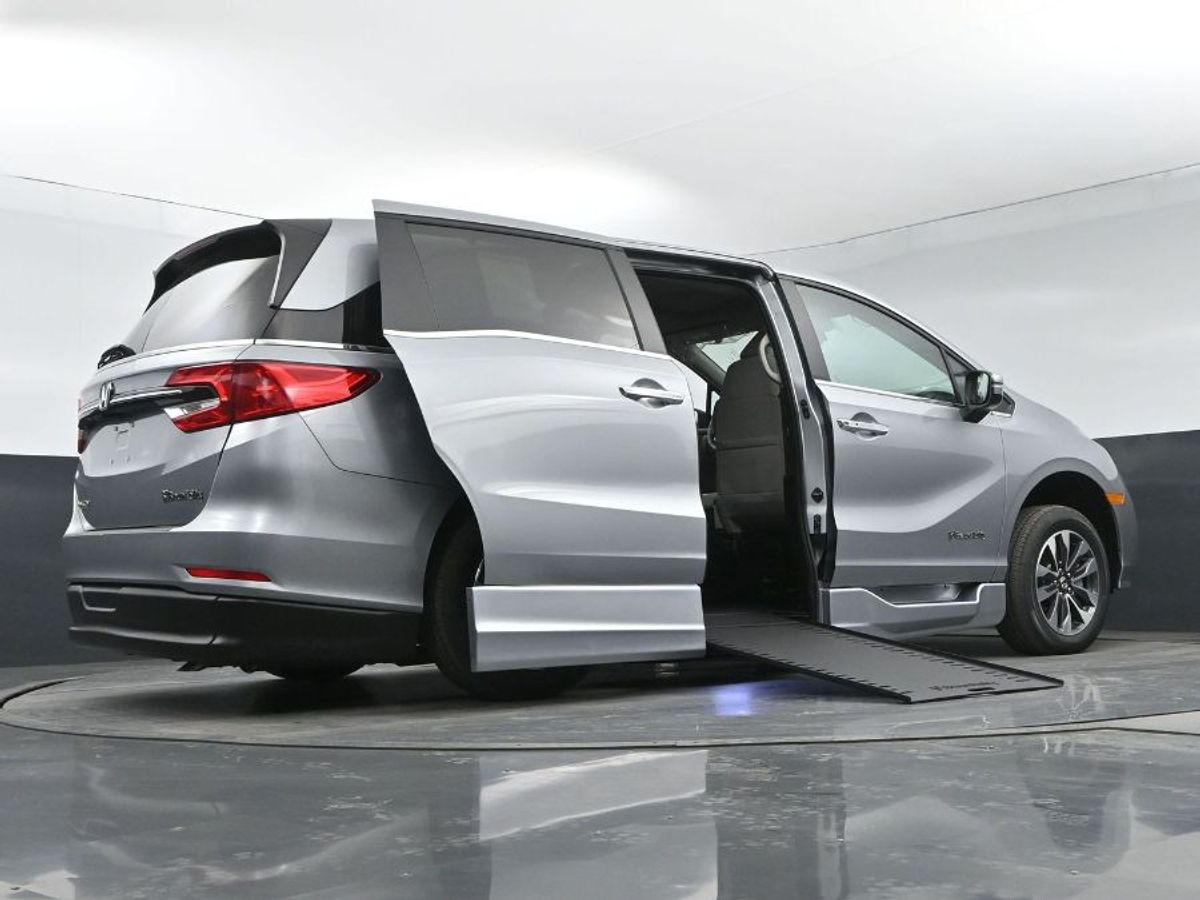 Silver Honda Odyssey image number 12