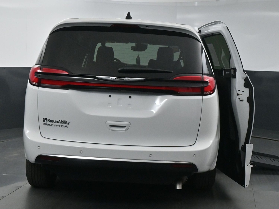 New 2025 Chrysler Pacifica Select Safety - BraunAbility Side Entry Entry Fold Out Automatic Ramp