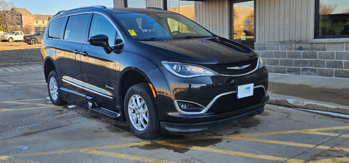 Black Chrysler Pacifica image number 1