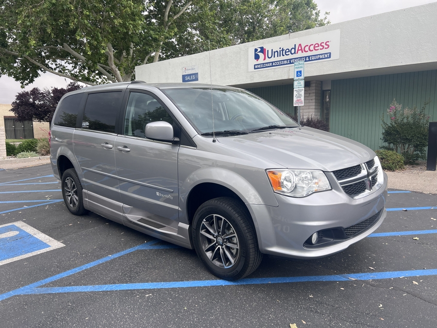 Used 2017 Dodge Grand Caravan SXT - BraunAbility Side Entry Entry Fold Out Automatic Ramp