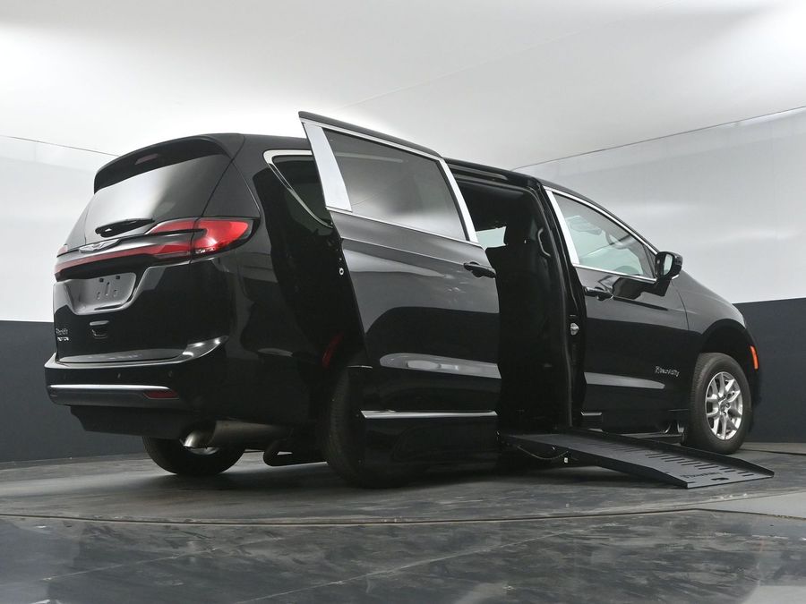 New 2025 Chrysler Pacifica Select Safety - BraunAbility Side Entry Entry Fold Out Automatic Ramp