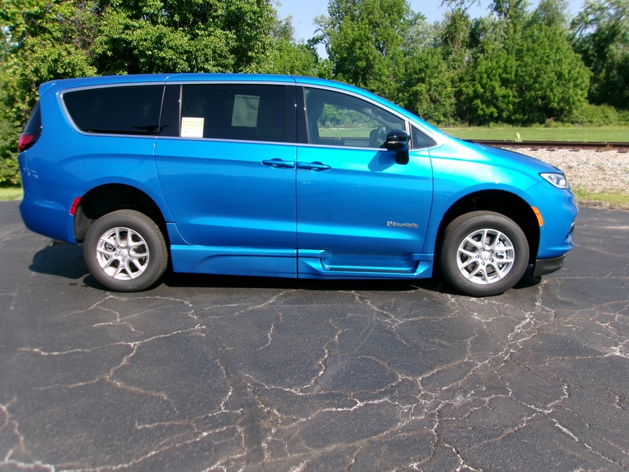 Blue Chrysler Pacifica image number 3