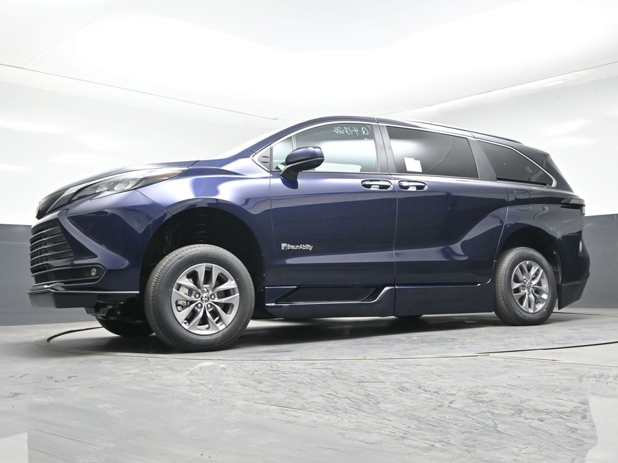 New 2026 Toyota Sienna Hybrid XLE Add - BraunAbility Side Entry Entry In Floor Automatic Ramp