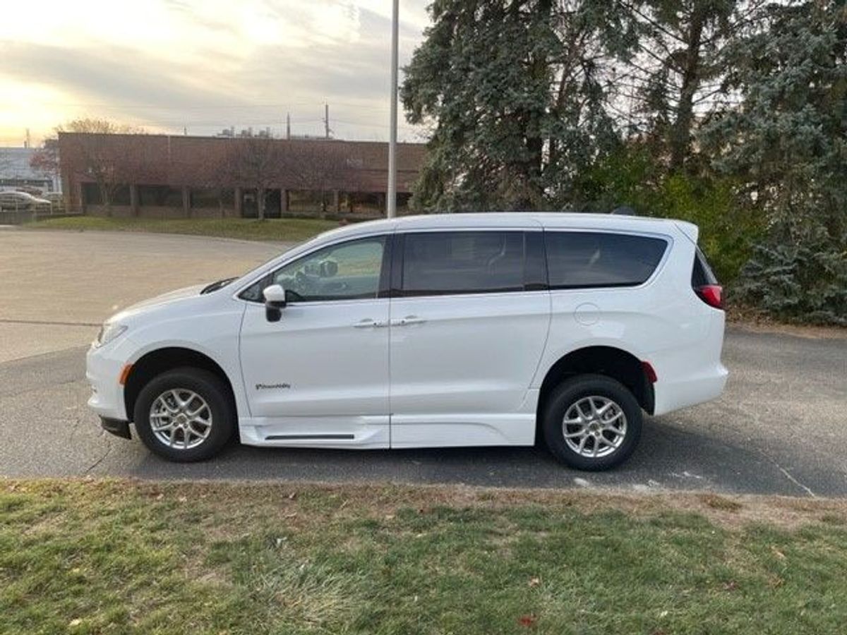 White Chrysler Voyager image number 4