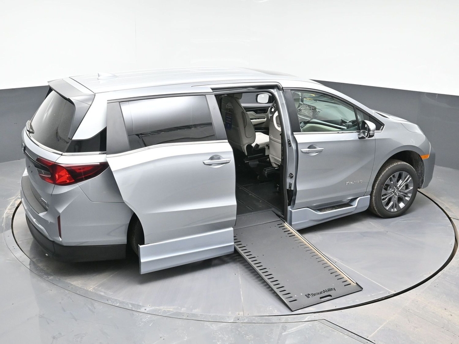 New 2026 Honda Odyssey Touring - BraunAbility Side Entry Entry In Floor Automatic Ramp