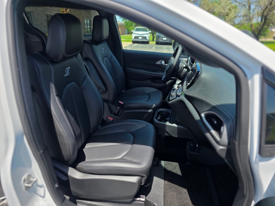 White Chrysler Pacifica image number 13