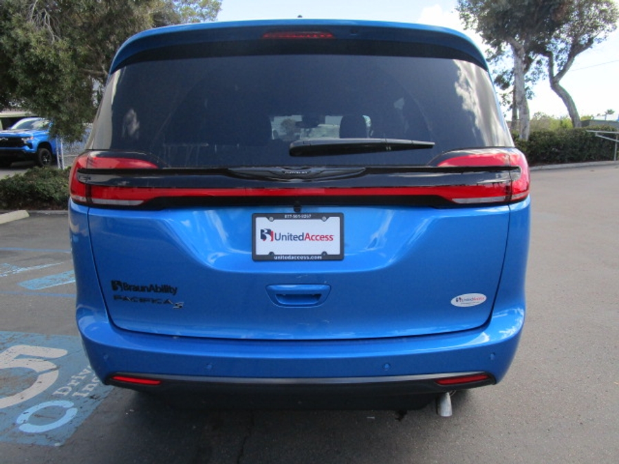 New 2026 Chrysler Pacifica Select Sport - BraunAbility Side Entry Entry In Floor Automatic Ramp
