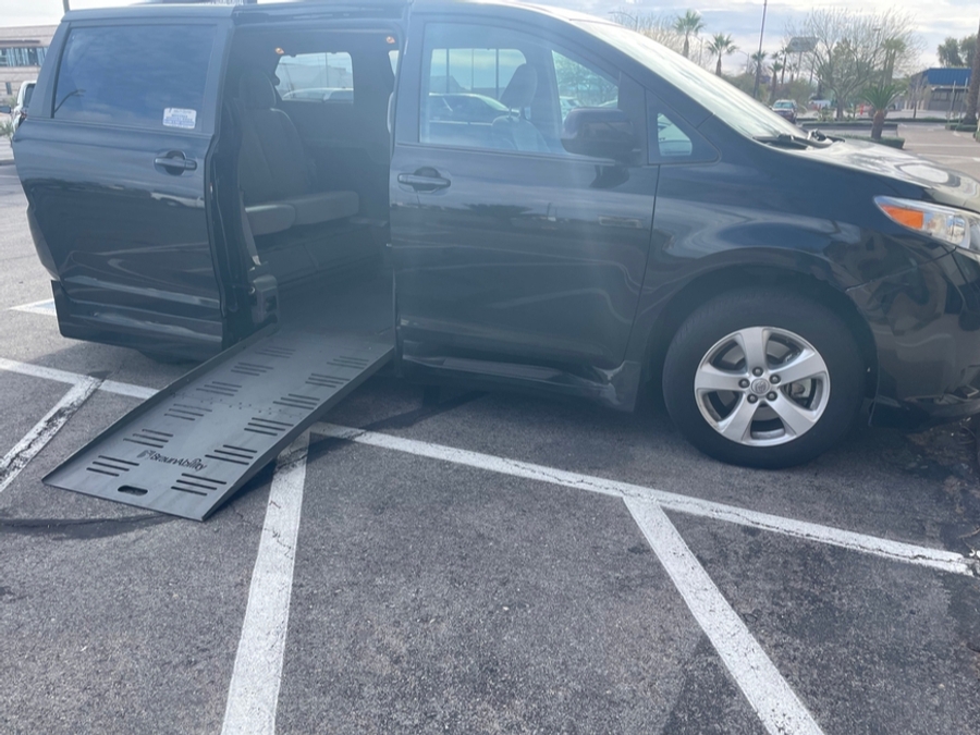 Used 2015 Toyota Sienna LE - BraunAbility Side Entry Entry Fold Out Automatic Ramp
