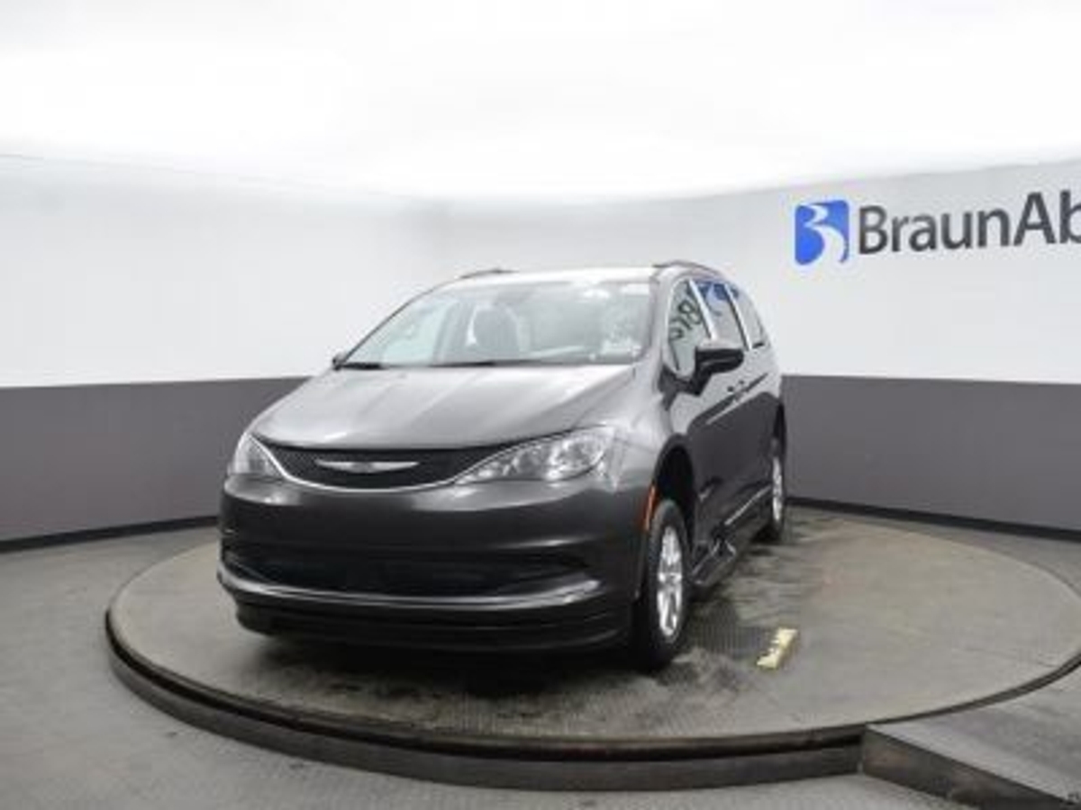 Grey Chrysler Voyager image number 4