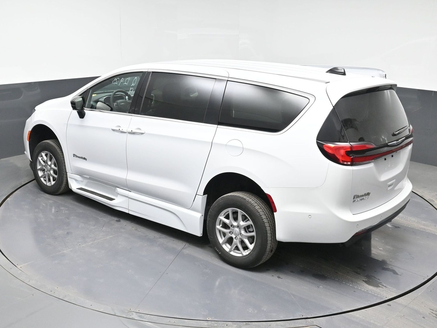 New 2025 Chrysler Pacifica Select Safety - BraunAbility Side Entry Entry Fold Out Automatic Ramp