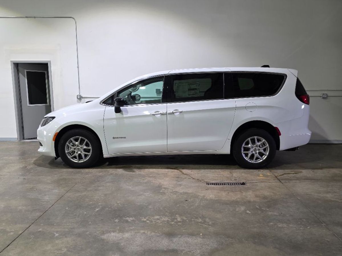 White Chrysler Voyager image number 7