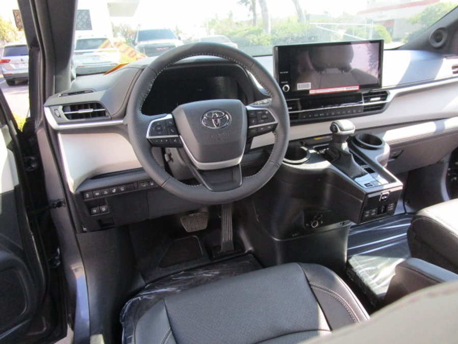 New 2025 Toyota Sienna Hybrid Platinum - BraunAbility Side Entry Entry Fold Out Automatic Ramp