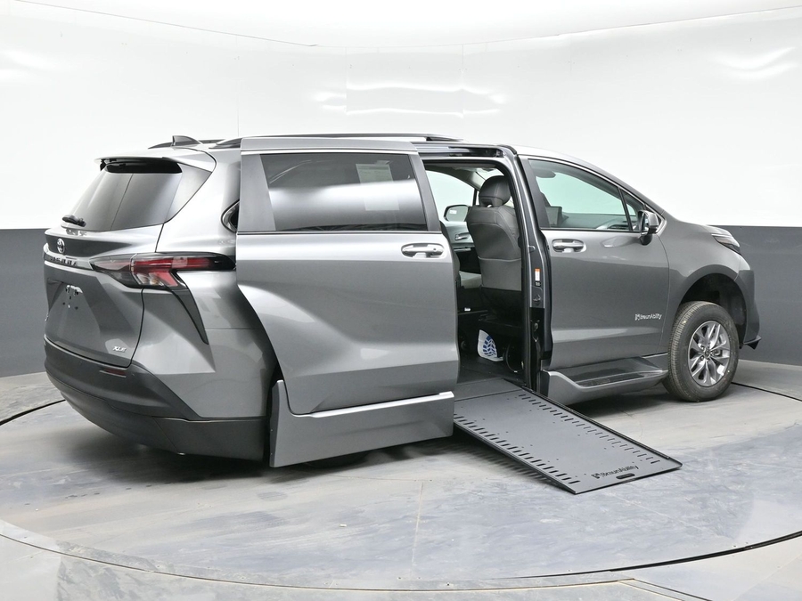 Grey Toyota Sienna image number 3