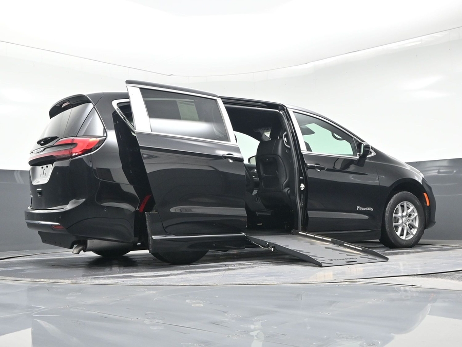 Black Chrysler Pacifica image number 21