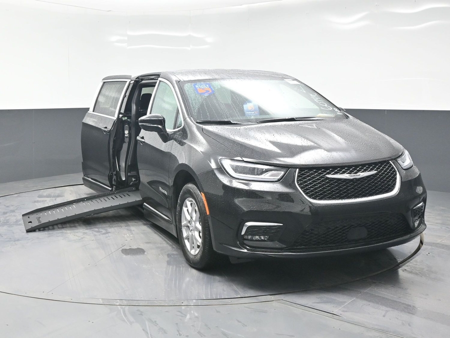 Black Chrysler Pacifica image number 4