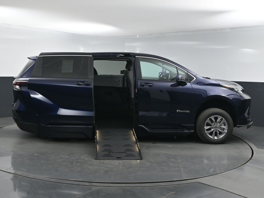 New 2025 Toyota Sienna Hybrid LE - BraunAbility Side Entry Entry Fold Out Automatic Ramp