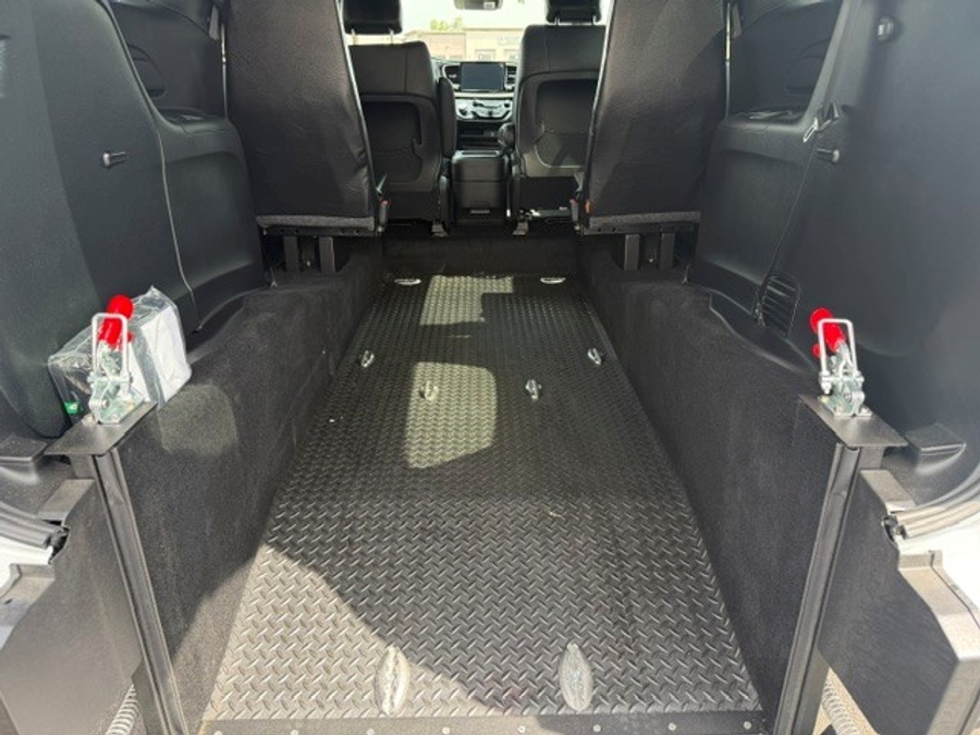 White Chrysler Voyager image number 8