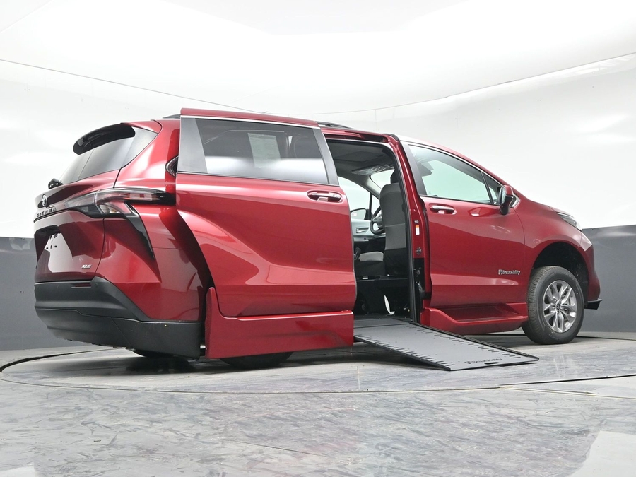 Red Toyota Sienna image number 18