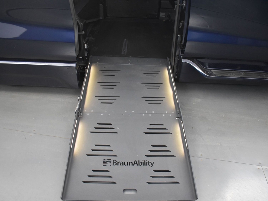 New 2025 Toyota Sienna Hybrid XLE Base - BraunAbility Side Entry Entry Fold Out Automatic Ramp