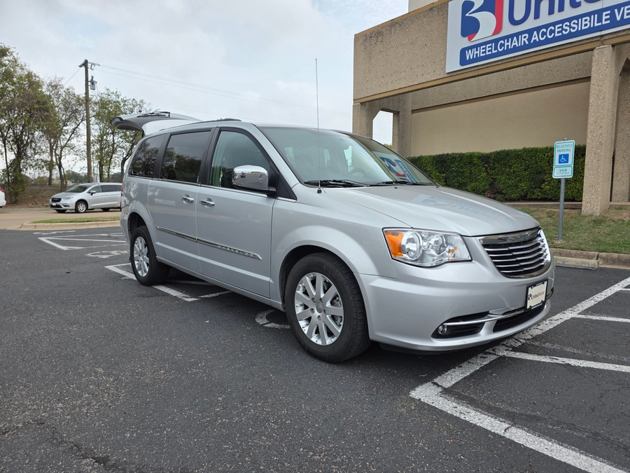 Used 2012 Chrysler Town and Country Touring-L -  Rear Entry Entry Fold Out Manual Ramp