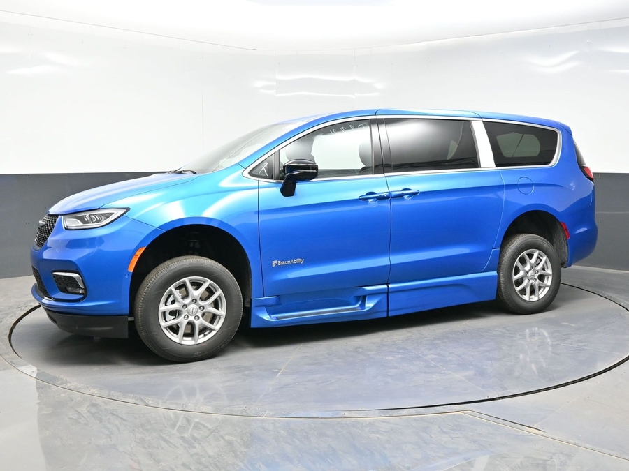Blue Chrysler Pacifica image number 2