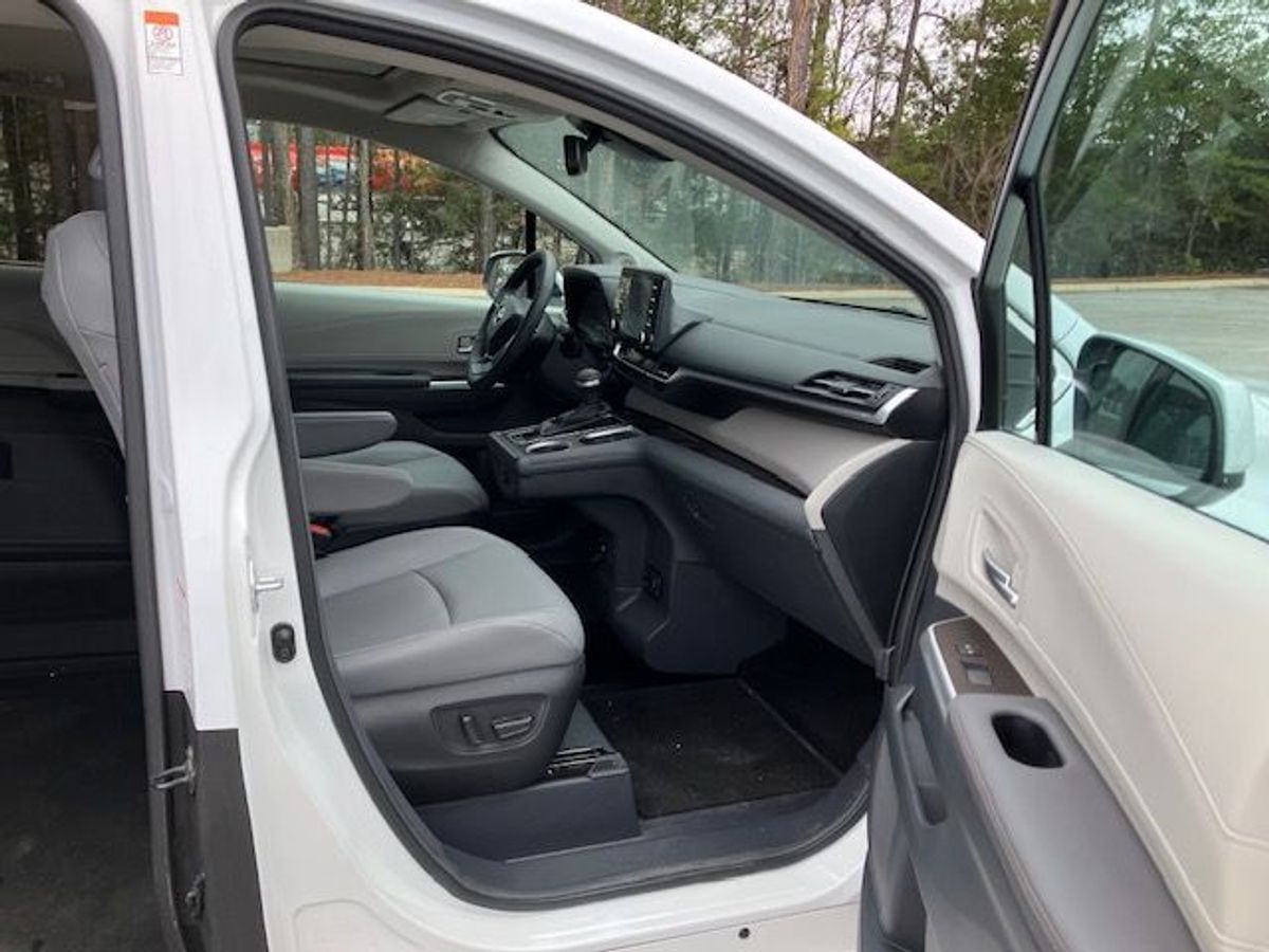 White Toyota Sienna image number 10