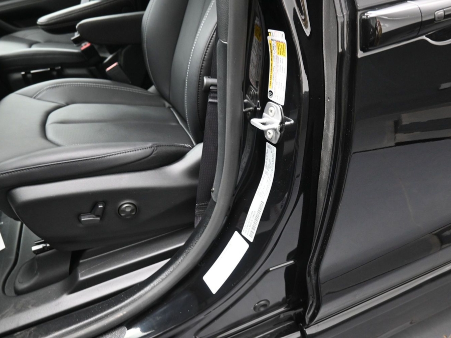 Black Chrysler Pacifica image number 13