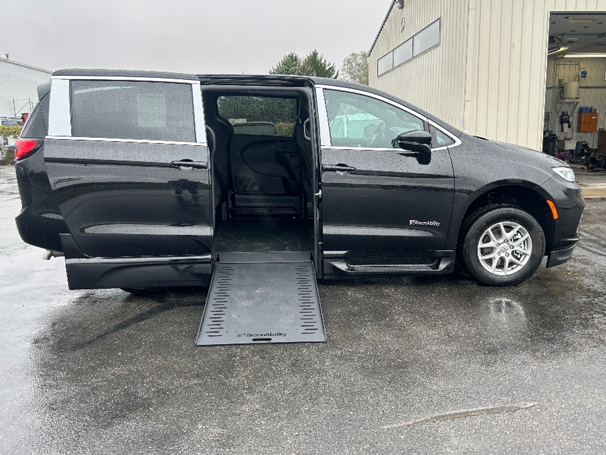 Black Chrysler Pacifica with Side Entry Automatic In Floor ramp