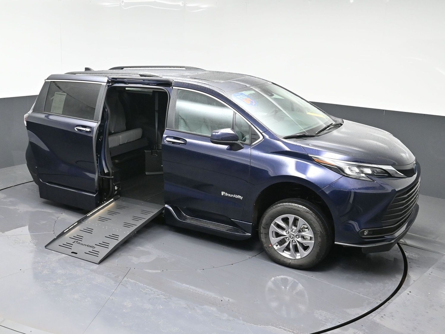 New 2025 Toyota Sienna Hybrid XLE Plus - BraunAbility Side Entry Entry Fold Out Automatic Ramp