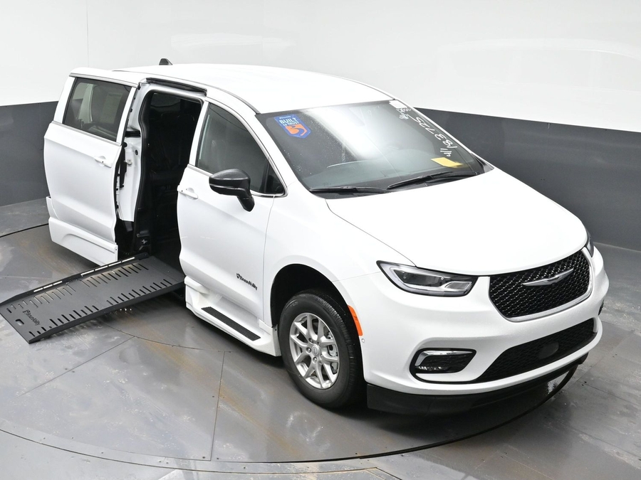 White Chrysler Pacifica image number 19