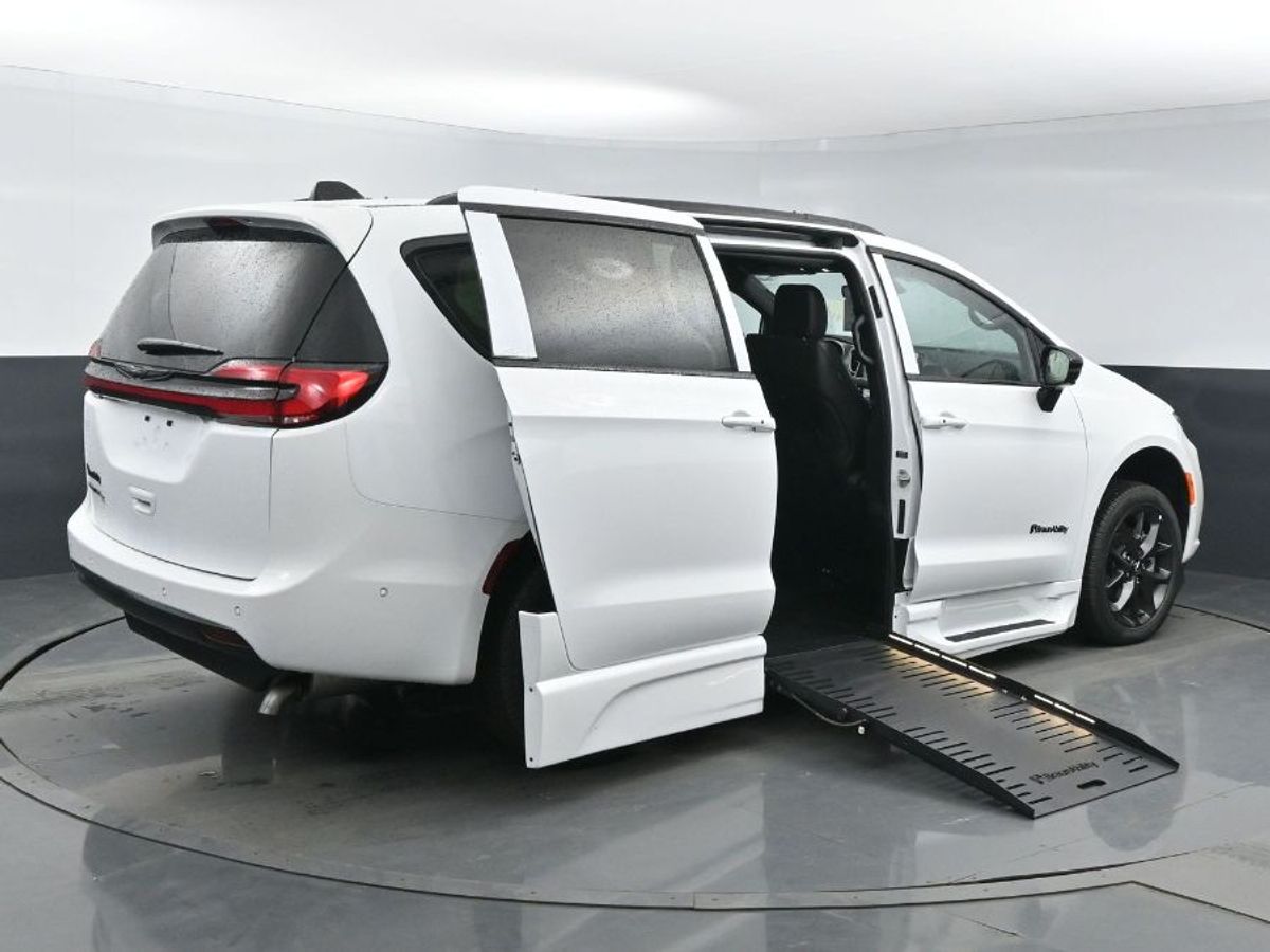 2024 CHRYSLER PACIFICA - Image 23