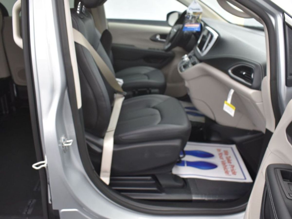 Silver Chrysler Pacifica image number 1