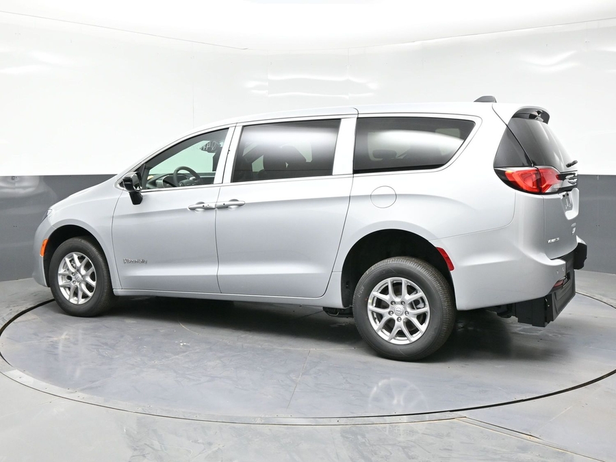 Silver Chrysler Voyager image number 3