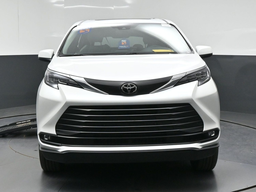 New 2026 Toyota Sienna Hybrid XLE Base - BraunAbility Side Entry Fold Out Automatic Ramp