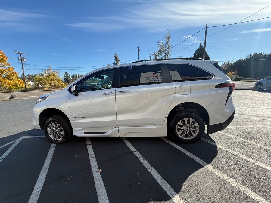 Used 2022 Toyota Sienna Hybrid XLE Base - BraunAbility Side Entry Entry Fold Out Automatic Ramp