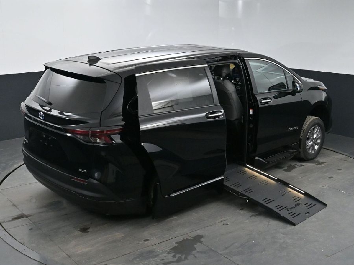 2025 TOYOTA SIENNA - Image 26