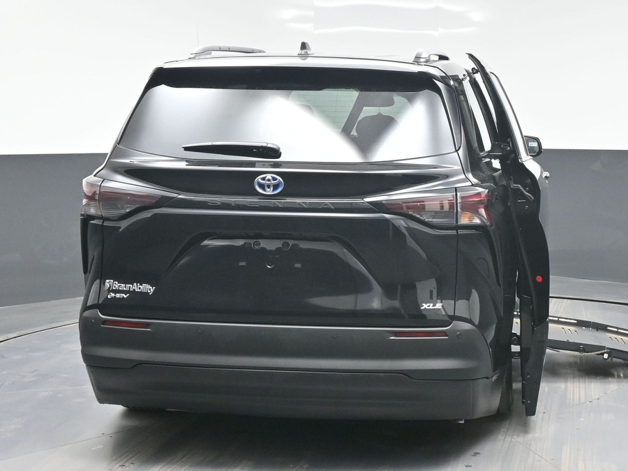 Black Toyota Sienna image number 5