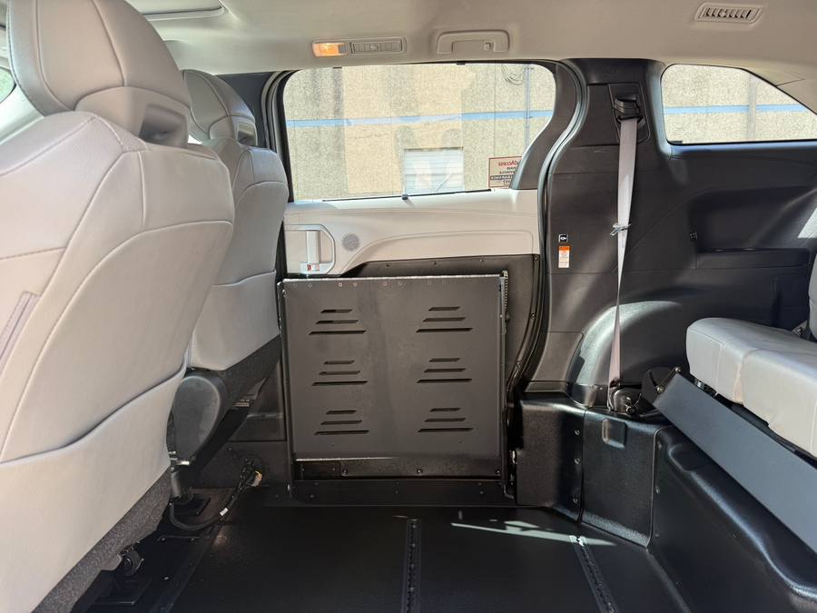 Used 2025 Toyota Sienna Hybrid XLE - BraunAbility Side Entry Entry Fold Out Automatic Ramp