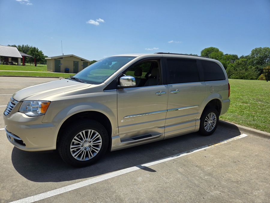 Used 2014 Chrysler Town and Country Touring-L - BraunAbility Side Entry Fold Out Automatic Ramp