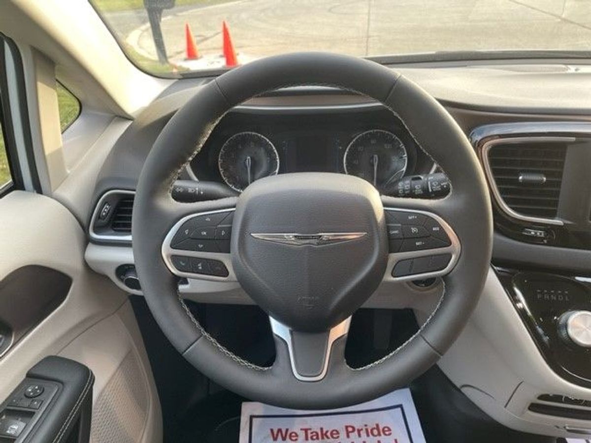 White Chrysler Voyager image number 15