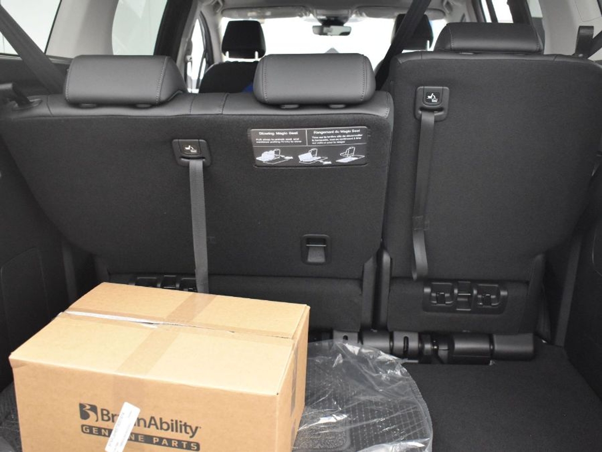 Black Honda Odyssey image number 13