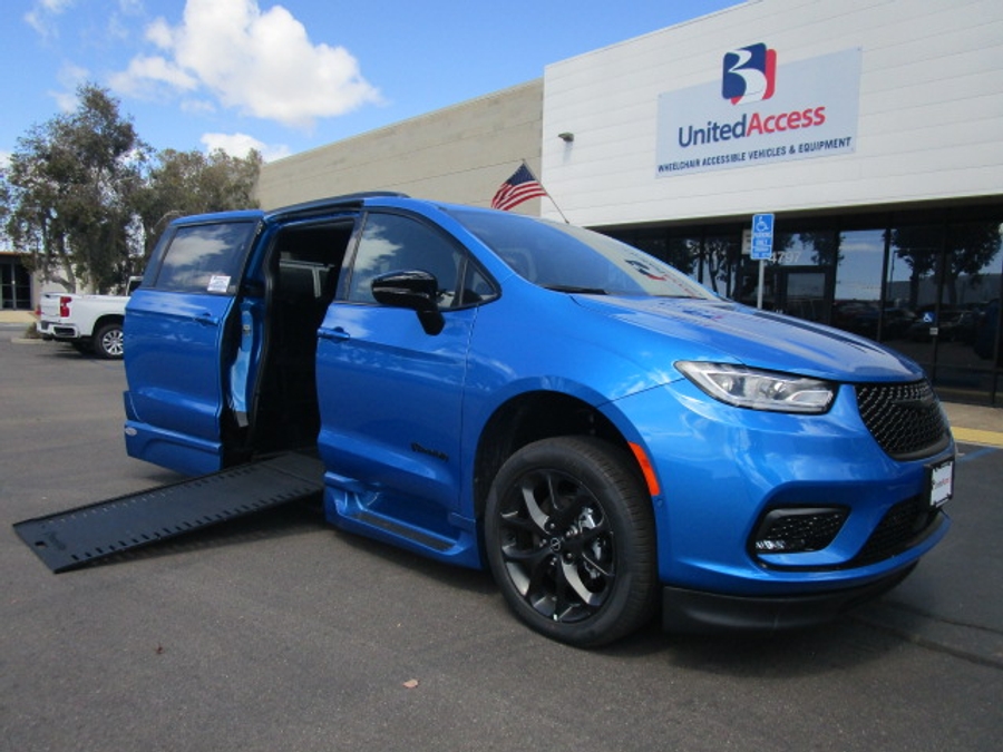 2026 Chrysler Pacifica Select's photo